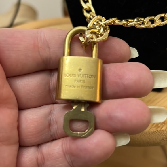 LV lock and key #345 with chain - Picture 3 of 4